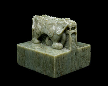 Large Chinese Khotan Green Jade Dragon Seal, 19th Century par  Chinese Art