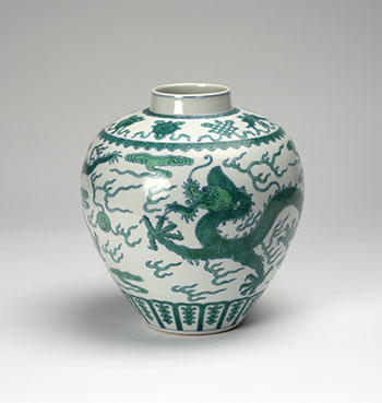 A Chinese Green-Enameled Dragon Jar, Qianlong Mark and Period (1736-1795) par  Chinese Art