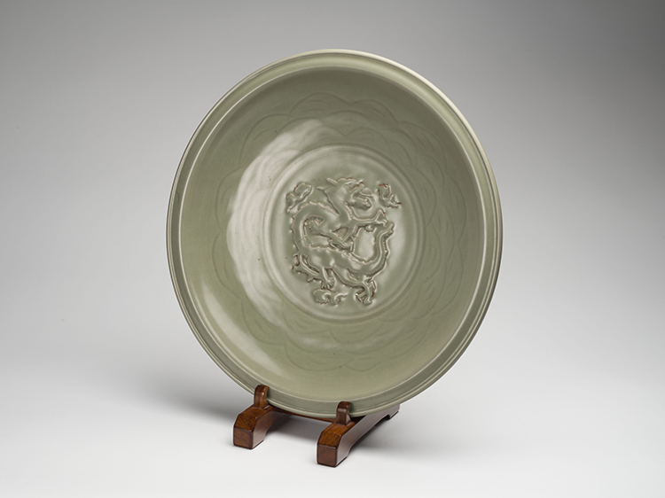 A Large Chinese Longquan Celadon 'Dragon' Dish, Ming Dynasty par  Chinese Art