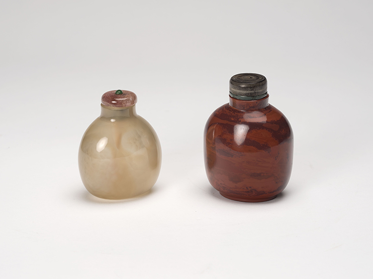 A Chinese Agate and a Realgar Glass Snuff Bottle, 19th Century par  Chinese Art