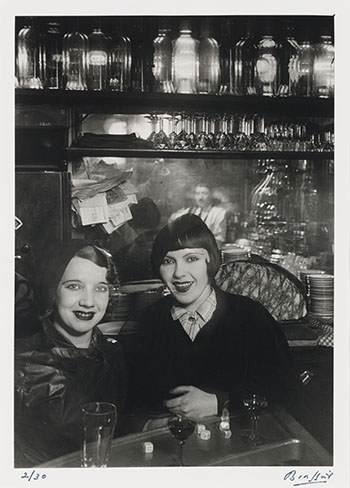 Deux filles à Montmartre by  Brassai vendu pour $3,750