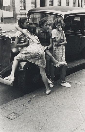 Any Area by Helen Levitt vendu pour $2,500