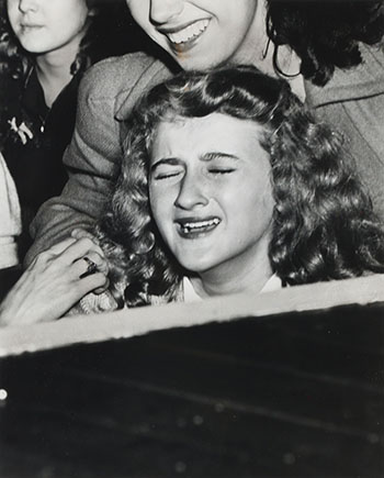 Ecstasy Face, Frank Sinatra Concert, N.Y.C. by  Weegee vendu pour $1,250