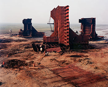 Shipbreaking #27 with Cutter, Chittagong, Bangladesh, 2001 by Edward Burtynsky vendu pour $17,500