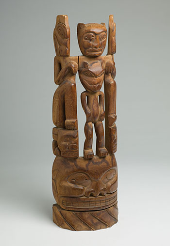 Northwest Coast Totem Pole par  Northwest Coast Artist, Unidentified