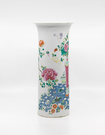 A Chinese Export Famille Rose '100 Antiques' Beaker Vase, Late 19th Century par  Chinese Art