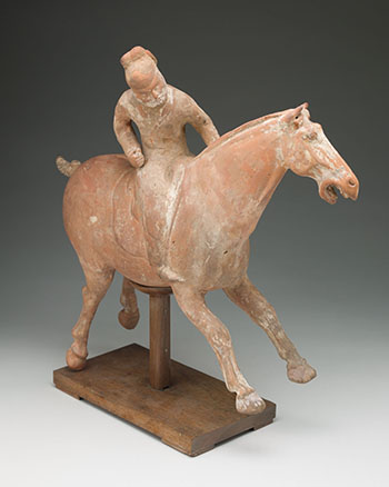 Chinese Painted Earthenware Figure of a Polo Player, Tang Dynasty (618-907) par  Chinese Art