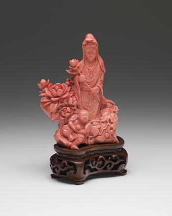 A Chinese Coral Carved Figure of Guanyin par  Chinese Art