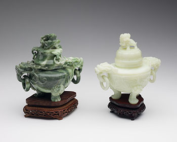 A Pale Celadon Jade and a Green Jadeite Tripod Censer and Cover, Mid-20th Century par  Chinese Art