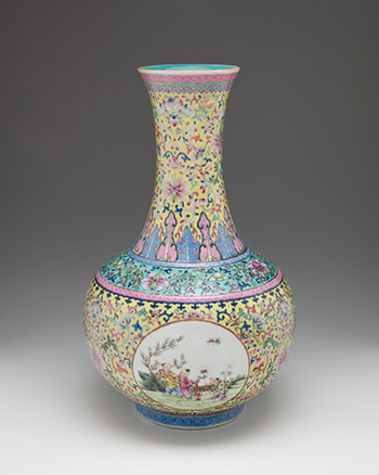 A Chinese Yellow Ground Famille Rose 'Boys' Vase, Tianquiping, Qianlong Mark,
Republican Period (1911-1949) par  Chinese Art