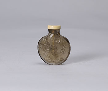 Chinese Smoky Quartz Dragon Snuff Bottle, 19th Century par  Chinese Art