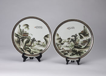 A Pair of Chinese Famille Rose 'Landscape' Dishes, Late Republican Period par  Chinese Art