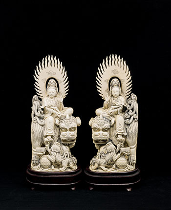 A Pair of Large Chinese Ivory Carved Figures of Guanyin par  Chinese Art