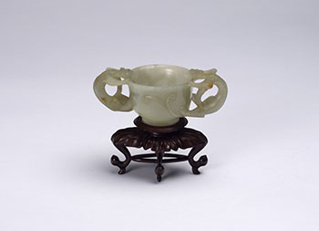 Chinese Pale Celadon Jade Dragon Cup, 19th Century par  Chinese Art