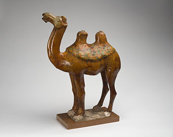 A Large Chinese Sancai Glazed Earthenware Model of a Camel, Tang Dynasty (618-907 CE) par  Chinese Art