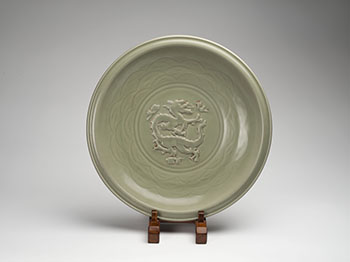 A Large Chinese Longquan Celadon 'Dragon' Dish, Ming Dynasty par  Chinese Art