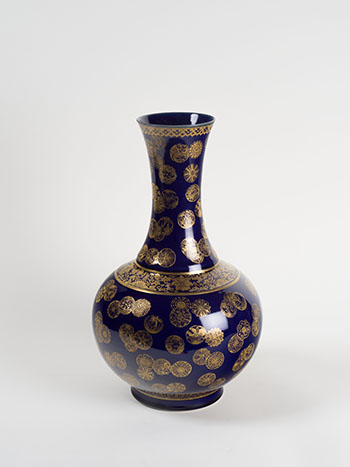 A Chinese Powder Blue and Gilt-Decorated 'Medallion' Vase, Guangxu Mark, 20th Century par  Chinese Art