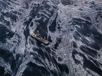 Oil Spill #2, Discoverer Enterprise, Gulf of Mexico, May 11, 2010 par Edward Burtynsky