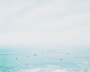 Surfers, Oahu, Hawaii par David Burdeny