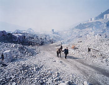 Three Gorges Dam Project, Feng Jie #5, Yangtze River, China par Edward Burtynsky