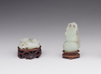 Chinese Pale Celadon Jade Carvings of a Cat and Double Gourd, 19th Century par  Chinese Art