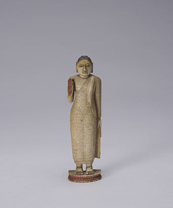 A Rare Miniature Sri Lankan Ivory Carved Figure of Buddha, Kandy District, 18th Century par Indian Art