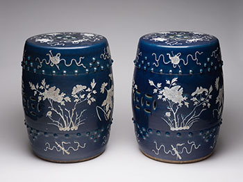 A Pair of Chinese Swatow Reverse Blue and White Garden Stools, 19th Century par  Chinese Art