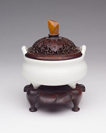 A Chinese Dehua White-Glazed Tripod Censer, 18th/19th Century par  Chinese Art