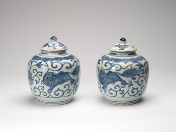 A Pair of Chinese Blue and White Covered Jars, Ming Dynasty, Wanli Period (1573-1620) par  Chinese Art