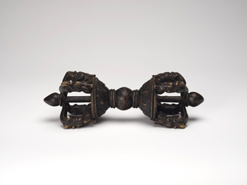 A Large Tibetan Copper Alloy Four-Pronged Vajra, 19th/20th Century par  Chinese Art