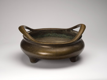 A Large Chinese Bronze Tripod Censer, 19th Century par  Chinese Art