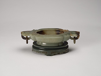A Chinese ‘Bat and Peach’ Mottled Jade Carved Bowl and Stand, Republican Period par  Chinese Art