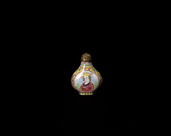A Chinese Canton Enamel ‘European Subject’ Snuff Bottle, Qianlong Mark and Period (1736-1796) par  Chinese Art