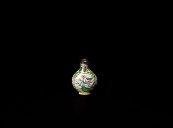  A Chinese Canton Enamel ‘Bird and Lotus’ Snuff Bottle, Qianlong Mark and Period (1736-1795) par  Chinese Art