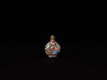 A Chinese Canton Enamel ‘European Subject’ Snuff Bottle, Qianlong Mark par  Chinese Art