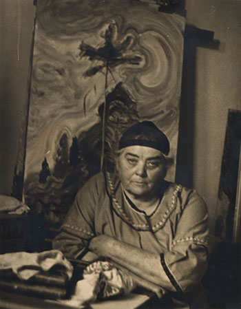 Emily Carr in her Studio (Sunshine and Tumult in the background) par Harold Mortimer-Lamb