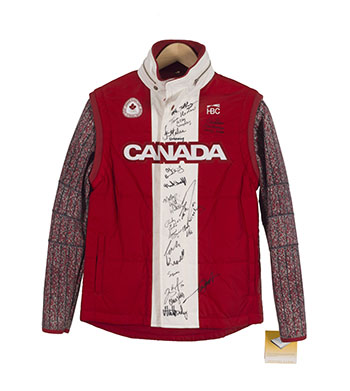 2006 Signed Olympic Podium Jacket (#2375) par Hudson's Bay Company 
