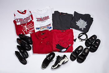2002 Team Canada Manchester Commonwealth Games Suitcase and Athlete Kit Samples (33 items) par Hudson's Bay Company 