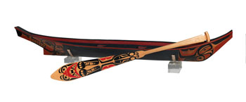 Haida Bear Canoe (Model) and Haida Bear Paddle par William Ronald (Bill) Reid