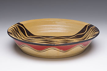 Dish with Red and Black Design par Judith Cranmer