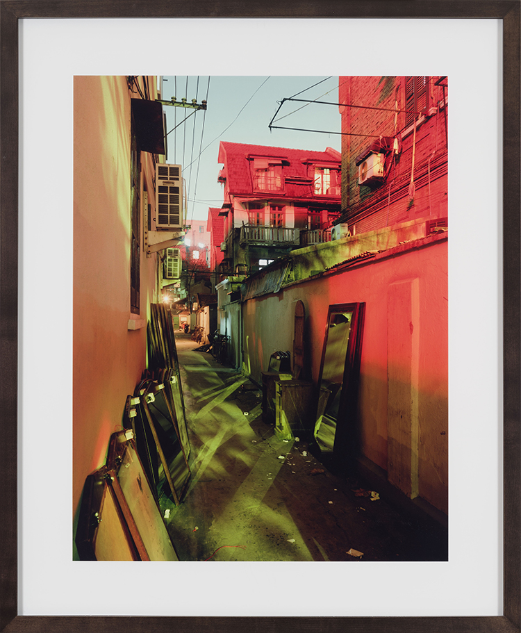 Alley With Mirrors, Nanchang Lu, 2002 par Greg Girard
