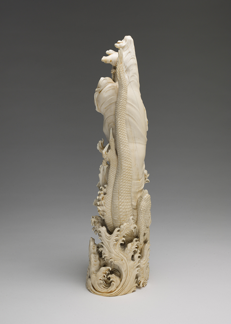 A Magnificent Japanese Ivory Carved Okimono of Kannon, Tokyo School, Meiji Period, Circa 1905 par  Japanese Art