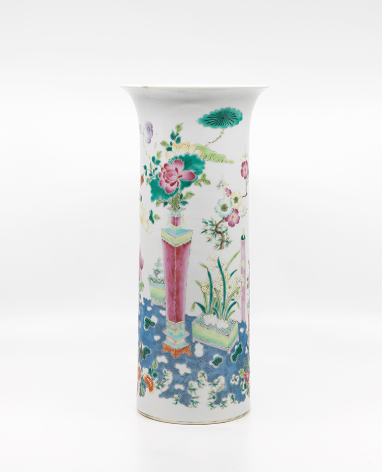 A Chinese Export Famille Rose '100 Antiques' Beaker Vase, Late 19th Century par  Chinese Art