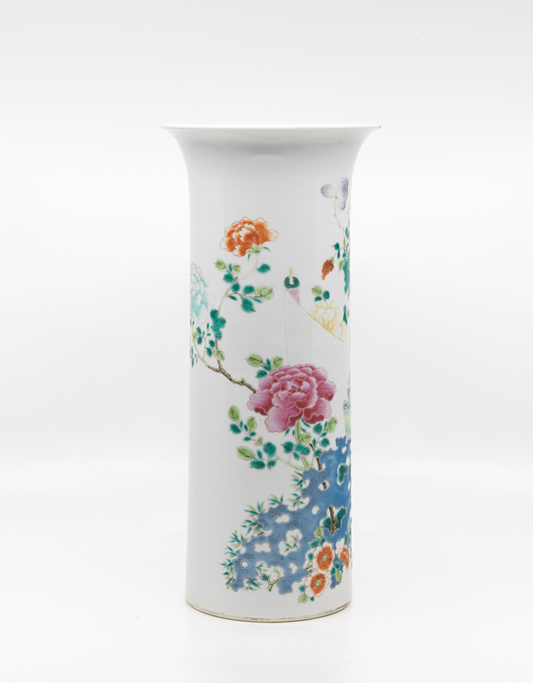 A Chinese Export Famille Rose '100 Antiques' Beaker Vase, Late 19th Century par  Chinese Art