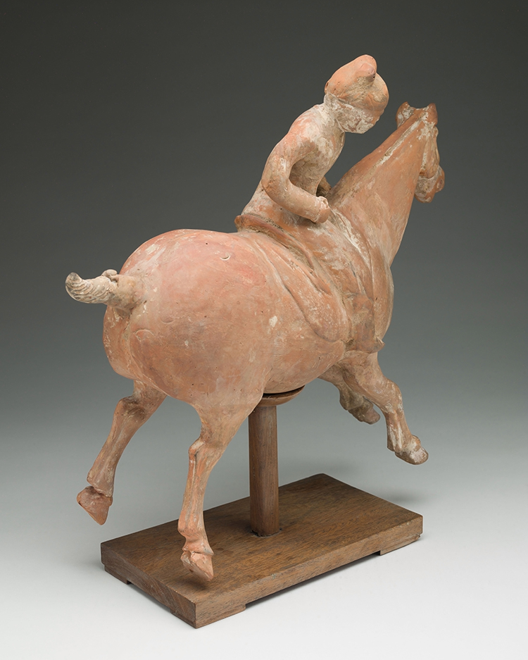Chinese Painted Earthenware Figure of a Polo Player, Tang Dynasty (618-907) par  Chinese Art