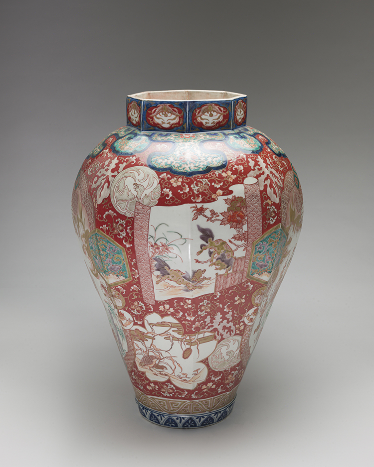 A Large Japanese Imari Faceted Vase, 19th Century par  Japanese Art