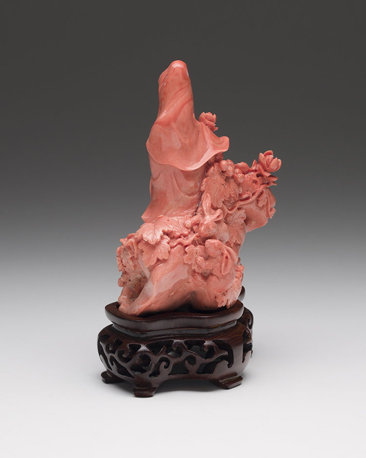 A Chinese Coral Carved Figure of Guanyin par  Chinese Art