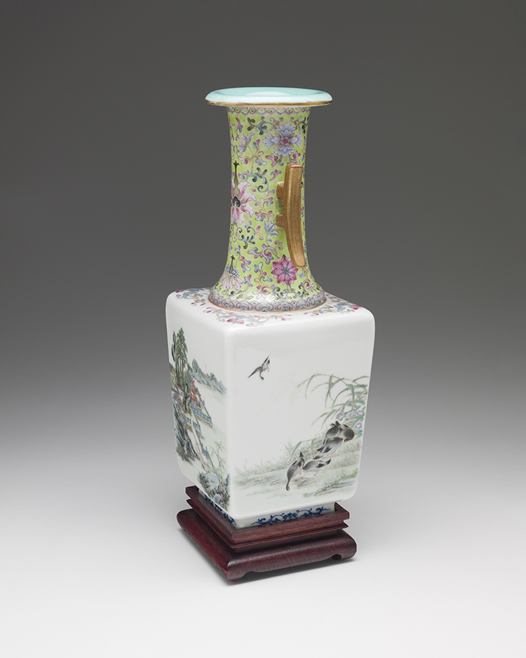 A Chinese Famille Rose 'Landscape and Fauna' Faceted Vase, Qianlong Mark, Republican Period (1911-1949) par  Chinese Art