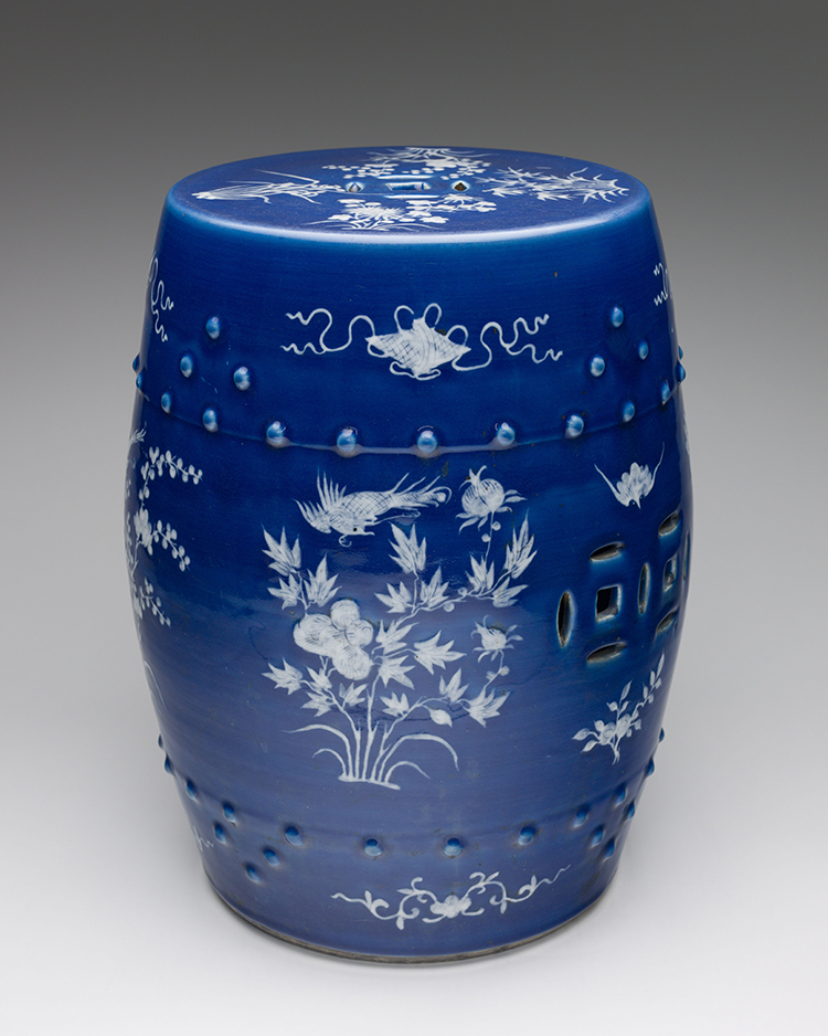 A Chinese Swatow Reverse Blue and White Barrel Stool, Late Qing Dynasty, circa 1900 par  Chinese Art