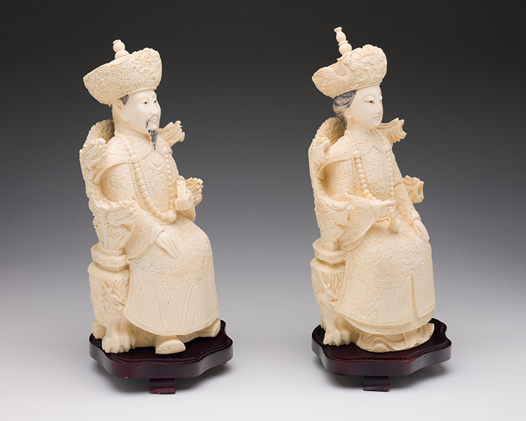 A Set of Large Chinese Ivory Carved King and Queen Figures par  Chinese Art
